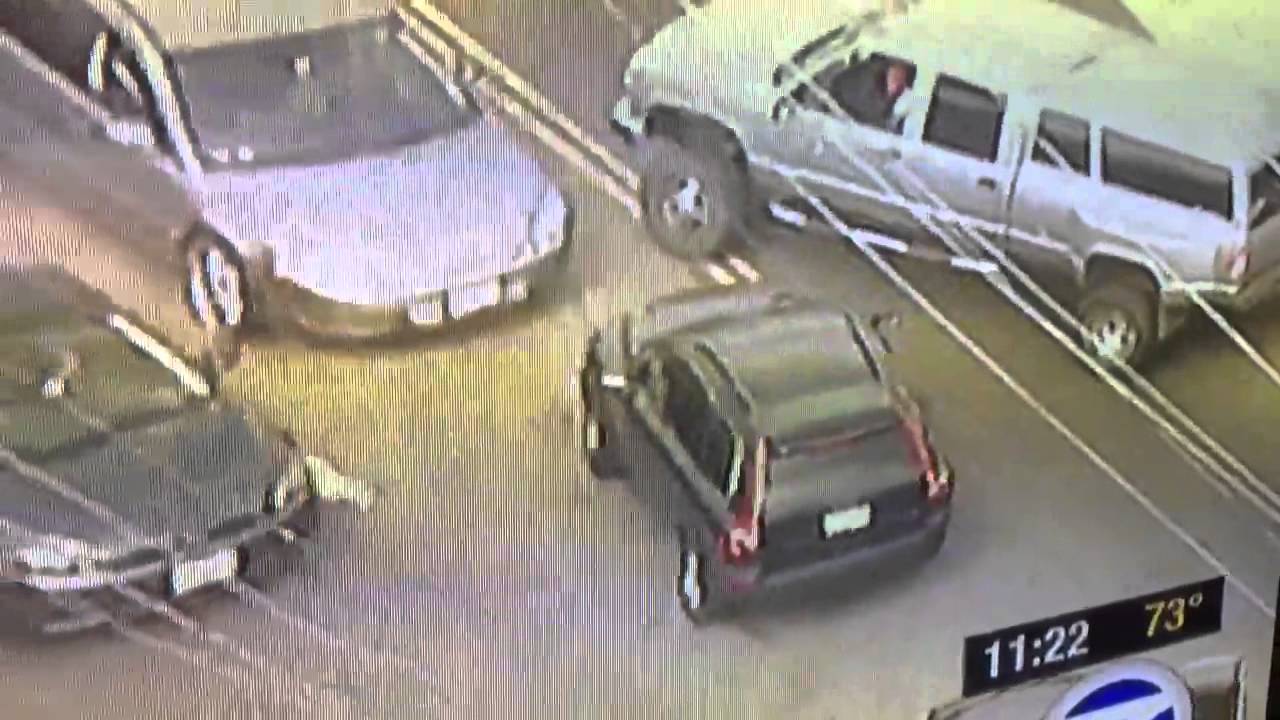 Bank of America Robbed, Throwing Stacks of Cash out car window in LA