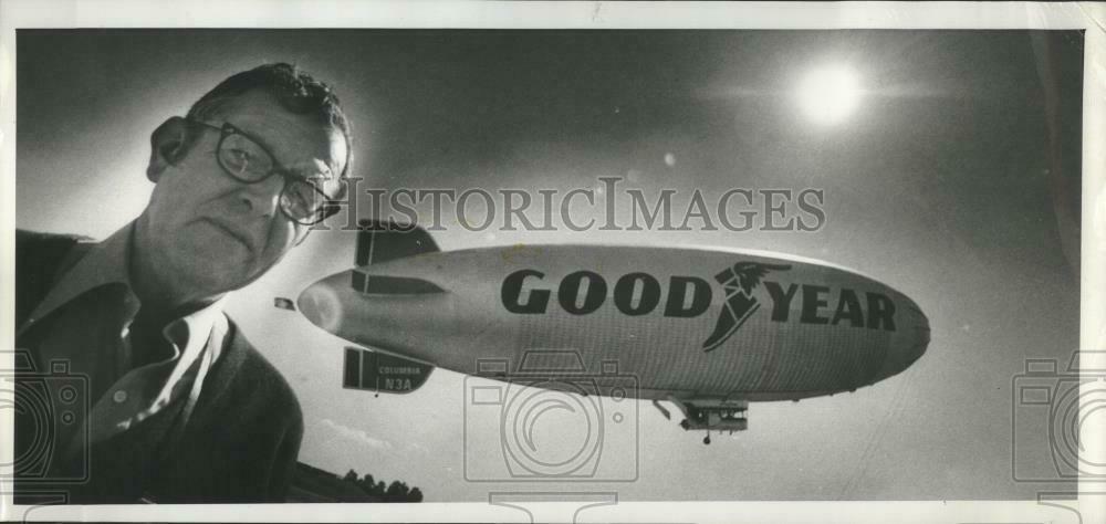 1974 Press Photo Carl Kurath pauses as the Goodyear blimp flies - oro19373