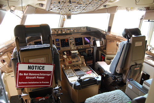 americanairlines aa 777 dfw walkaround cockpit software... (Photo: wbaiv on Flickr)