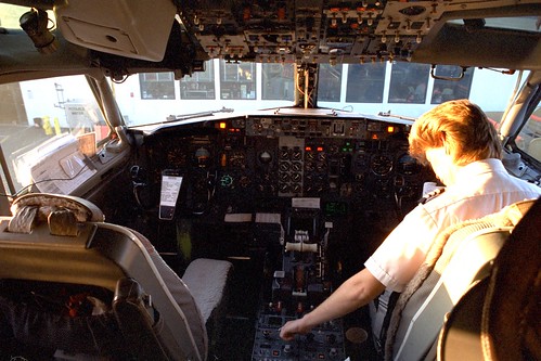 boeing 737 classic cockpit southwest airlines swa luv... (Photo: wbaiv on Flickr)