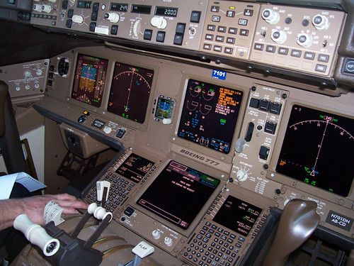atlanta losangeles cockpit boeing 777 flightdeck... (Photo: Derin Allard on Flickr)